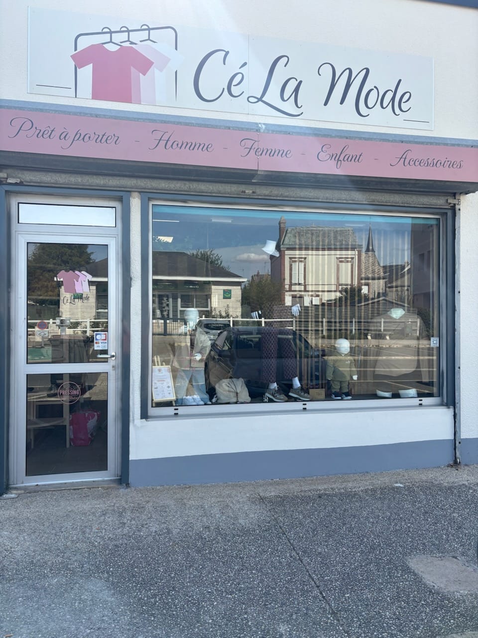 Vitrine de la boutique CéLa mode, prêt-à-porter à Voves (Les Villages Vovéens)